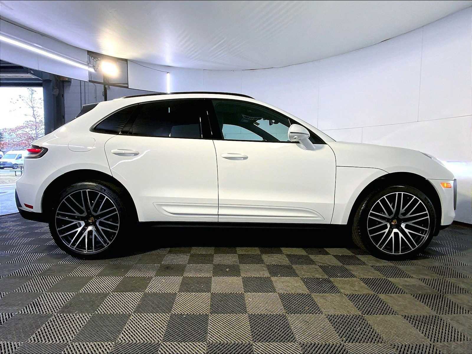 Certified 2025 Porsche Macan image 8