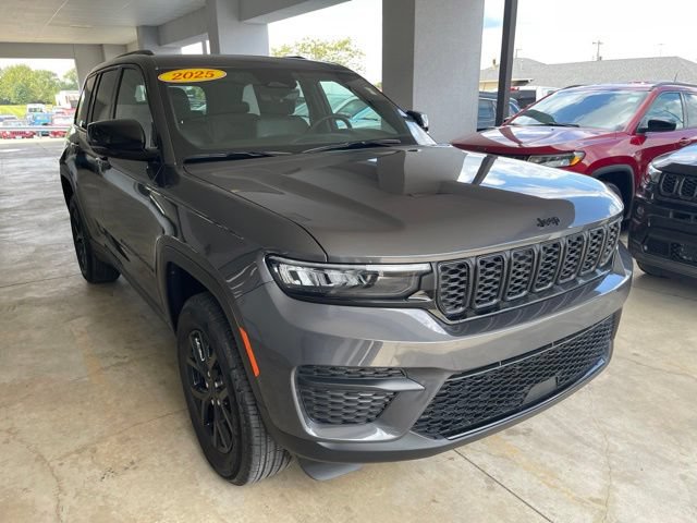 Used 2025 Jeep Grand Cherokee Altitude AWD/4WD image 3