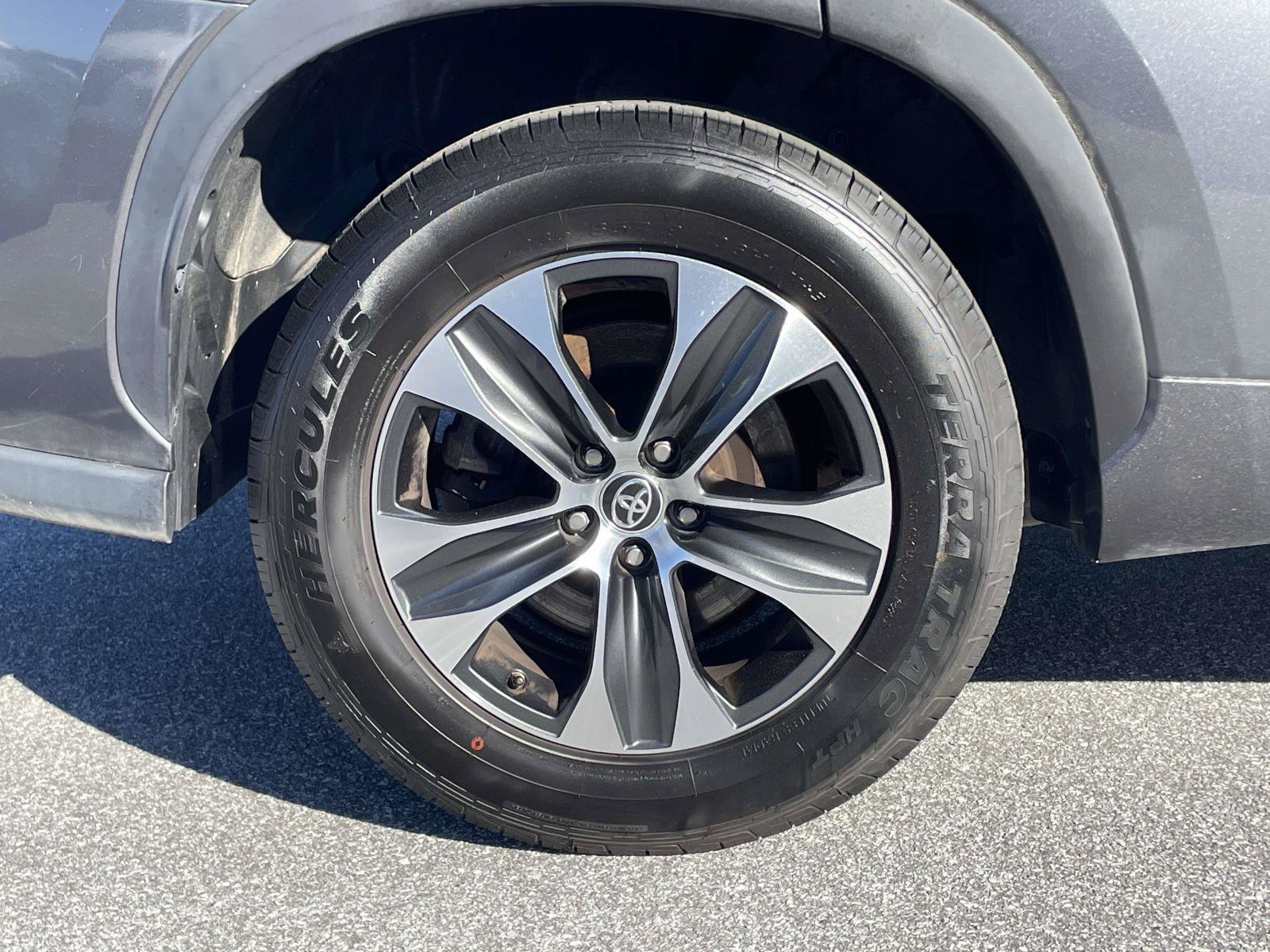 Used 2020 Toyota Highlander XLE FWD image 31
