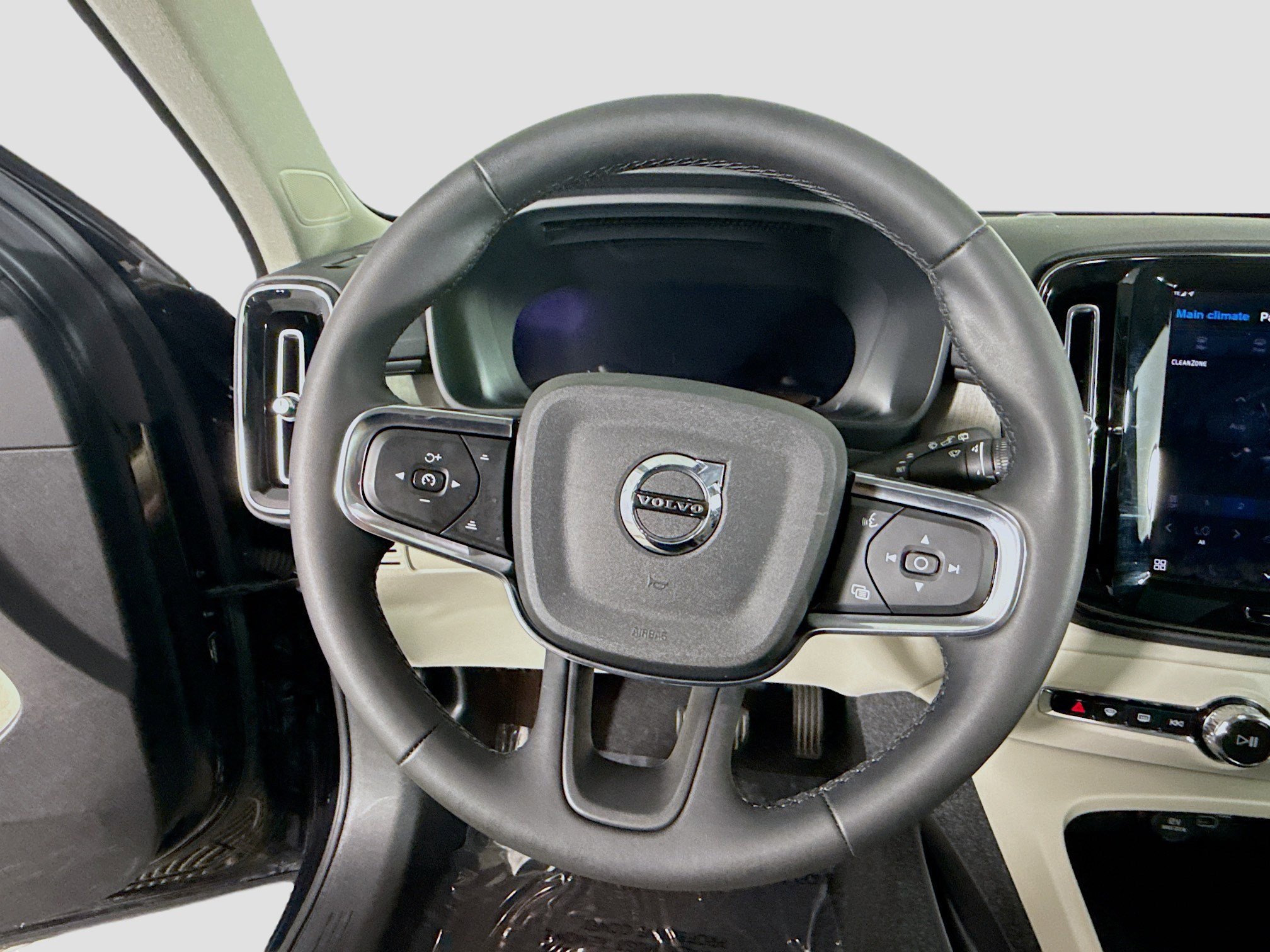 Used 2024 Volvo XC40 B5 Plus image 13