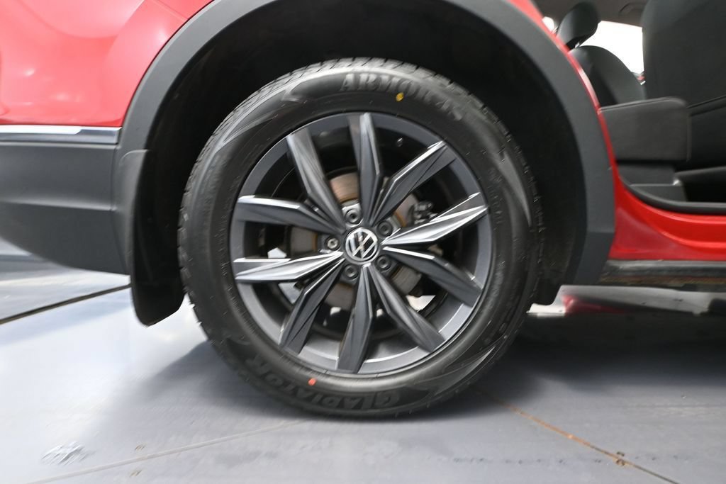 Used 2023 Volkswagen Tiguan SE AWD/4WD image 14