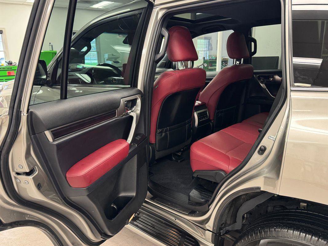 Used 2022 Lexus GX 460 Premium w/ Premium Package image 16