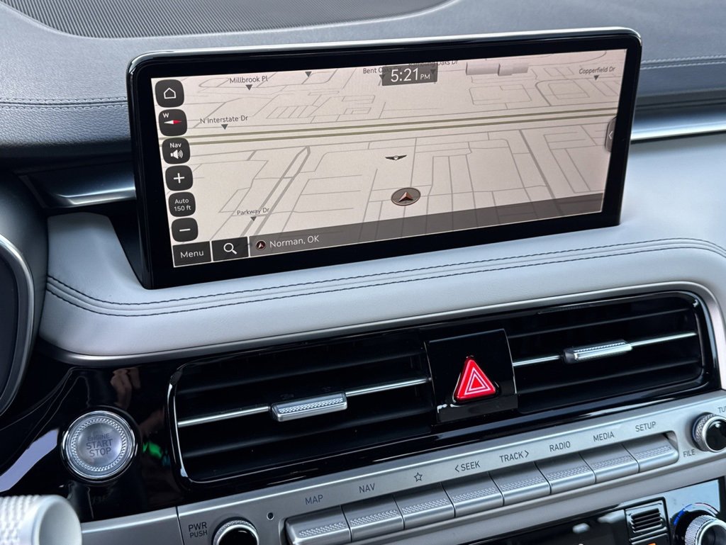 Used 2025 Genesis G70 2.5T image 13