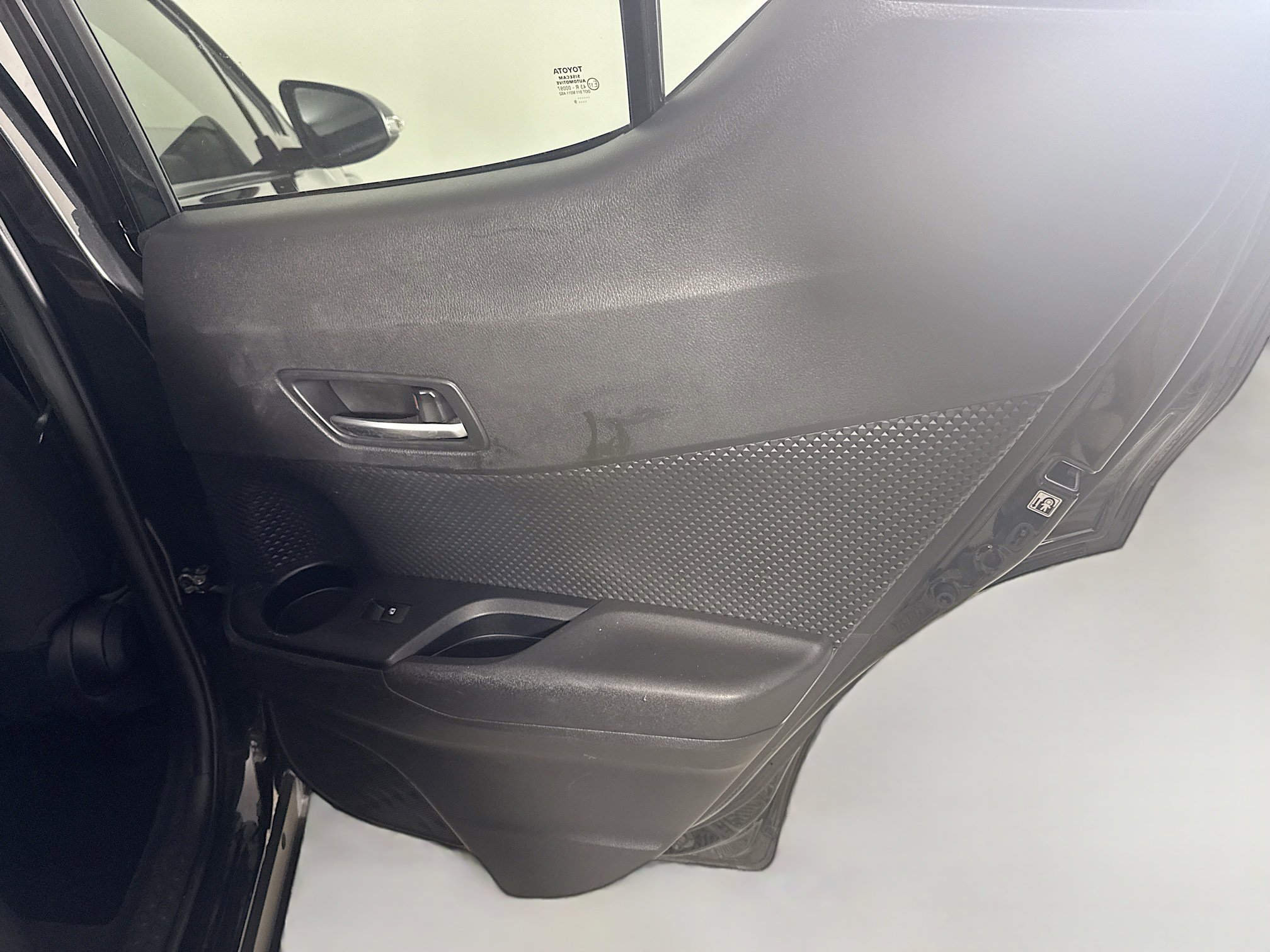 Used 2019 Toyota C-HR LE image 27