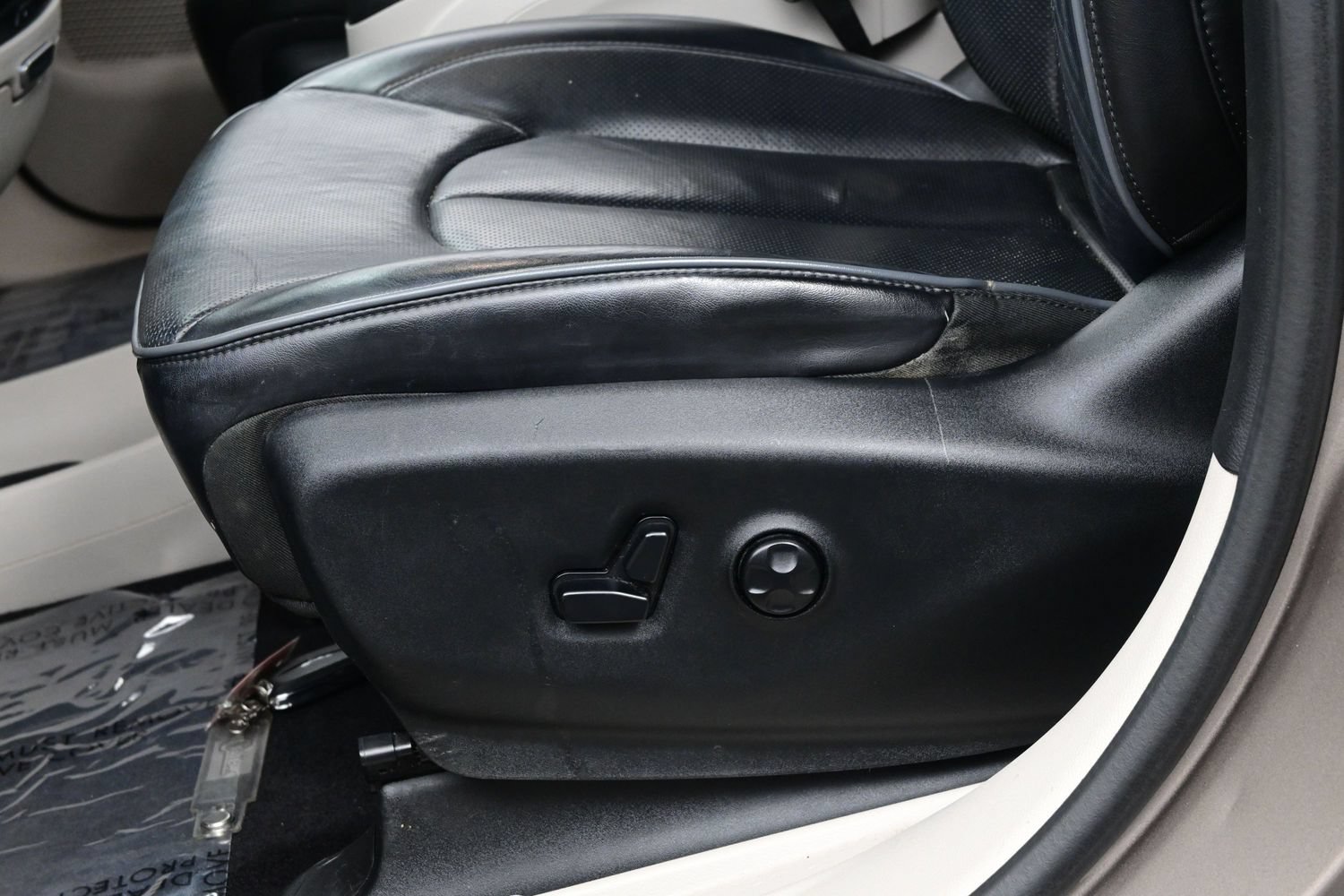 Used 2017 Chrysler Pacifica Limited FWD image 11