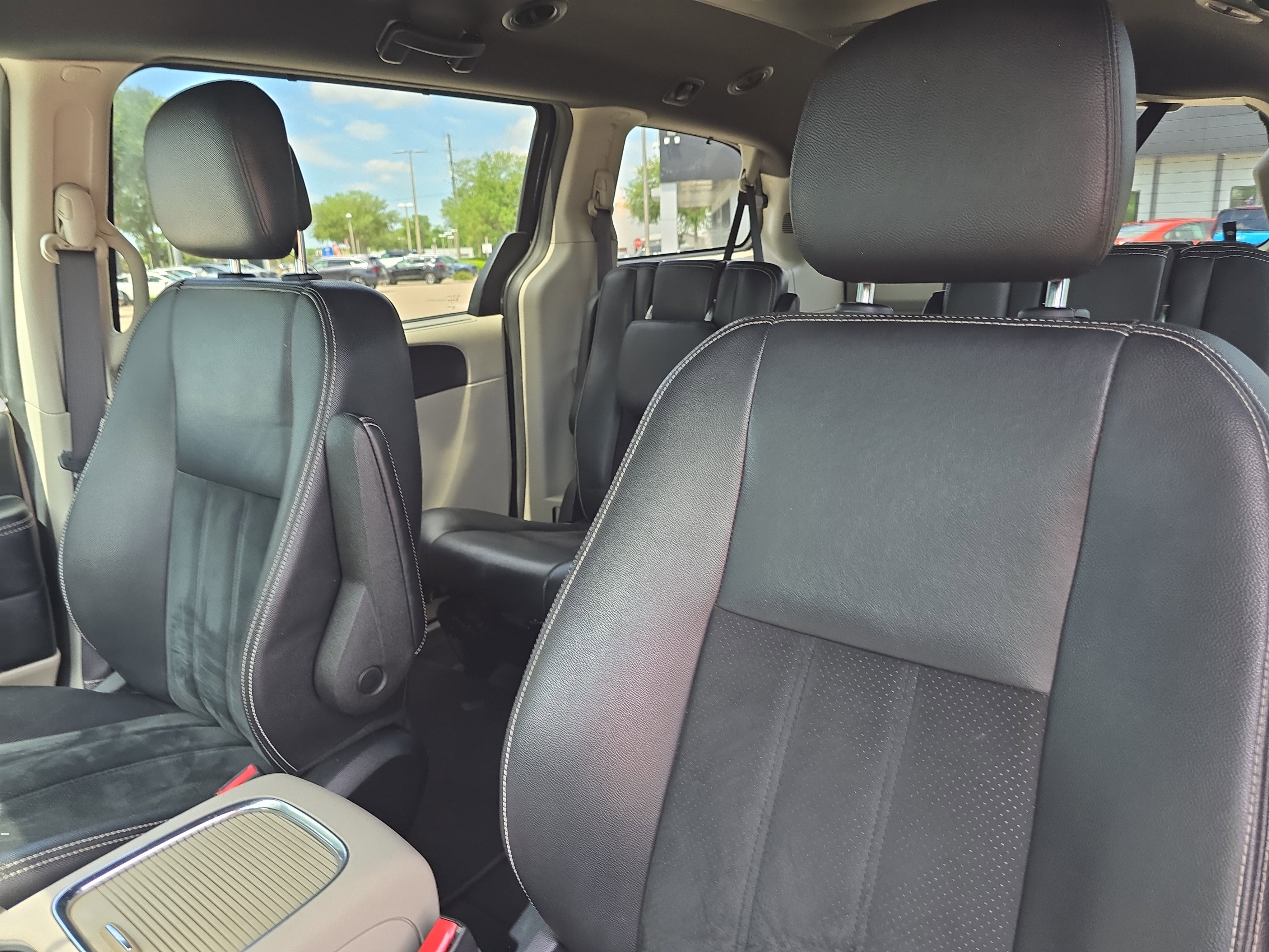 Used 2017 Dodge Grand Caravan SXT w/ Driver Convenience Group FWD image 24