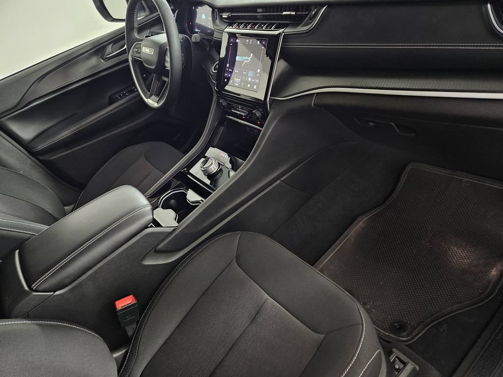 Used 2023 Jeep Grand Cherokee Laredo AWD/4WD image 29