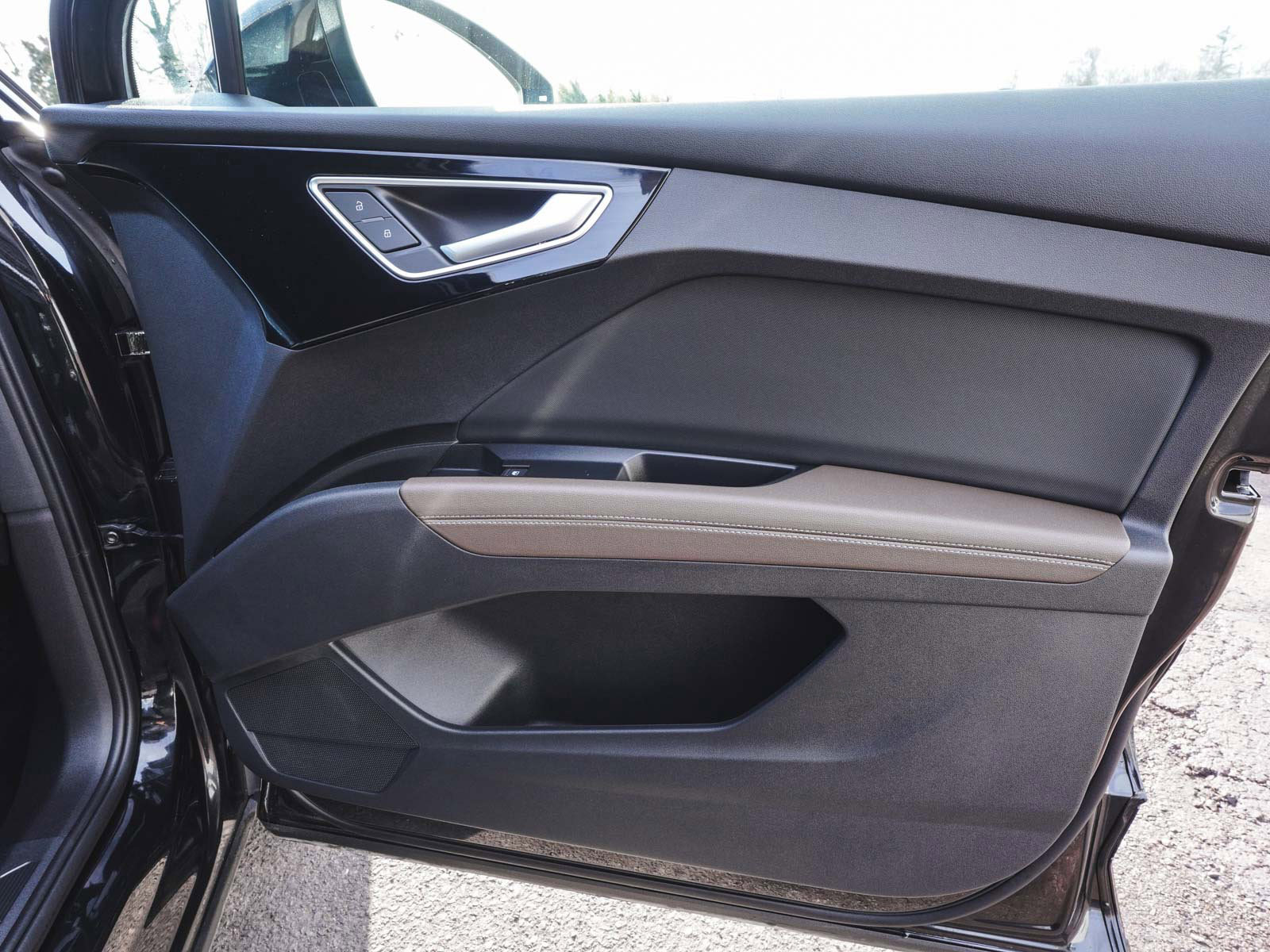 Used 2025 Audi Q4 e-tron Premium Plus image 11