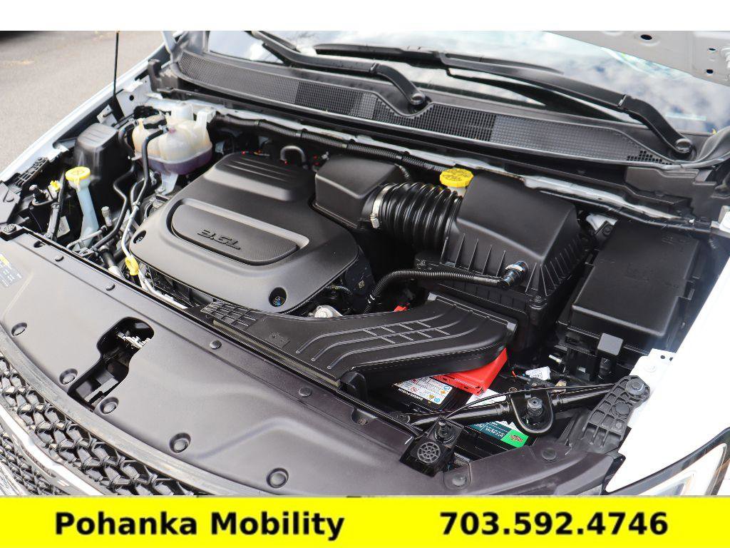 Used 2024 Chrysler Pacifica Touring-L image 37