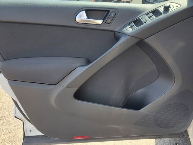 Used 2014 Volkswagen Tiguan S image 12
