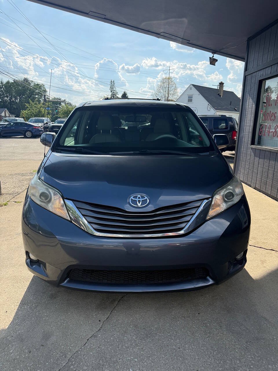Used 2013 Toyota Sienna XLE FWD image 2