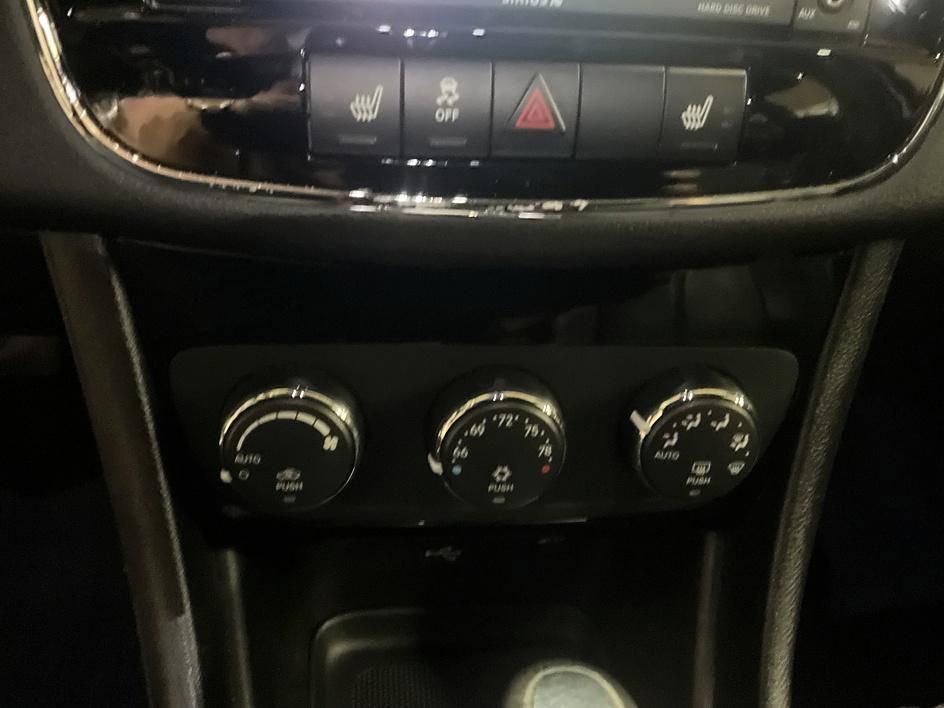 Used 2011 Chrysler 200 Limited FWD image 20