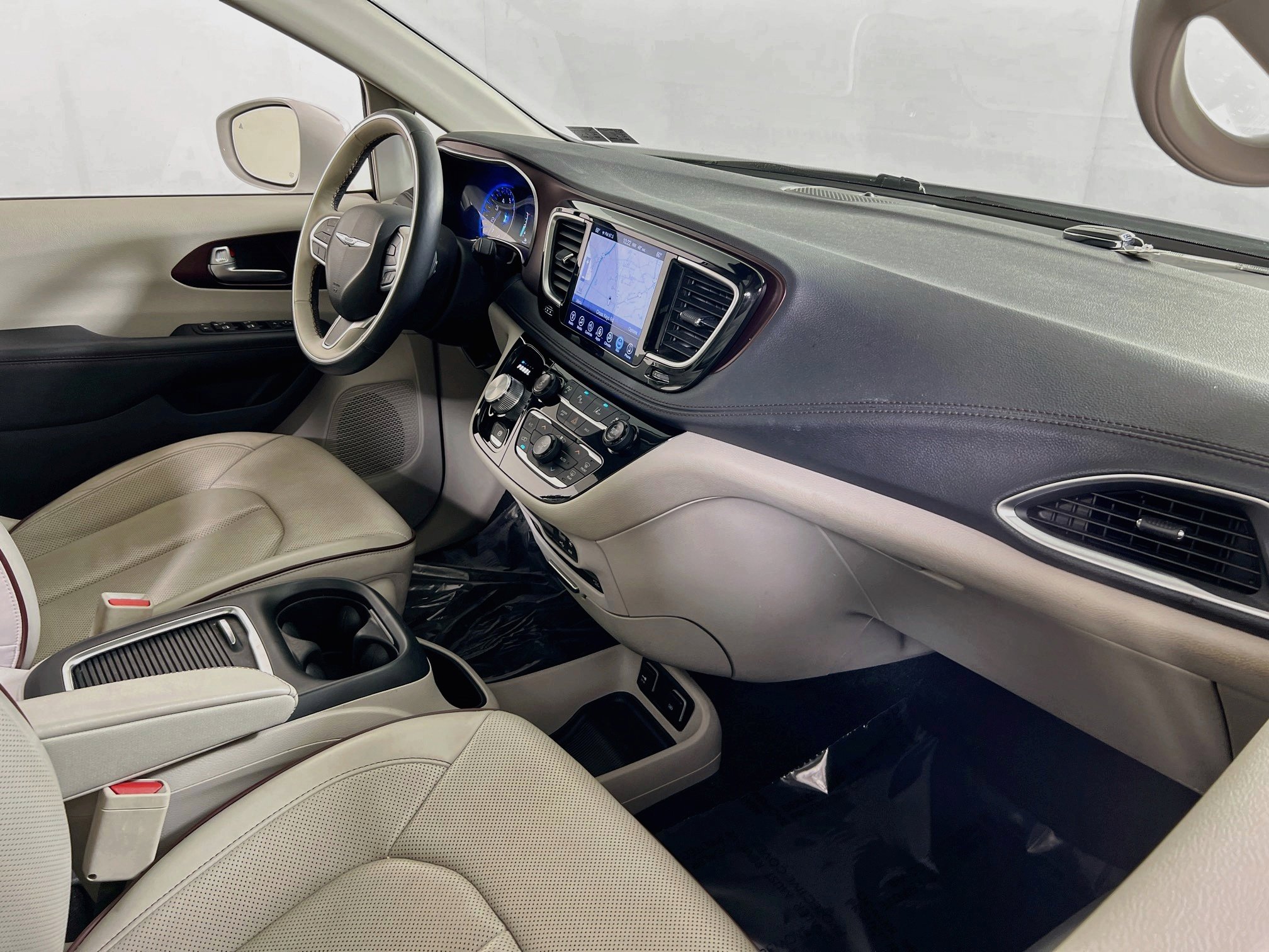 Used 2017 Chrysler Pacifica Limited w/ UConnect Theater Package FWD image 31