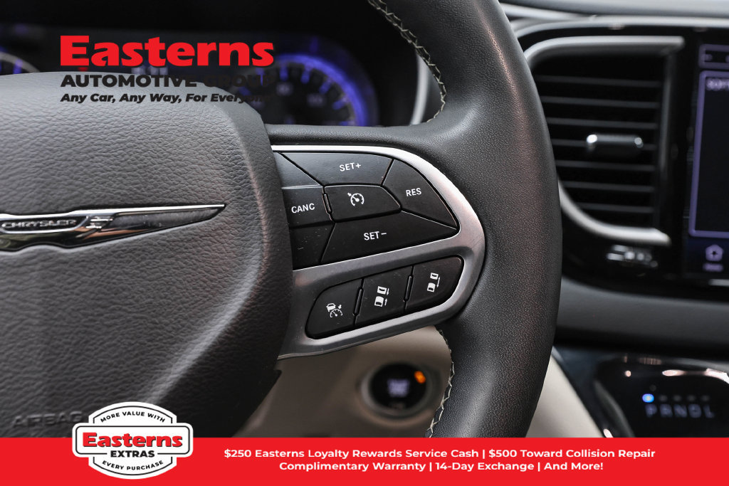 Used 2023 Chrysler Pacifica Touring-L FWD image 17