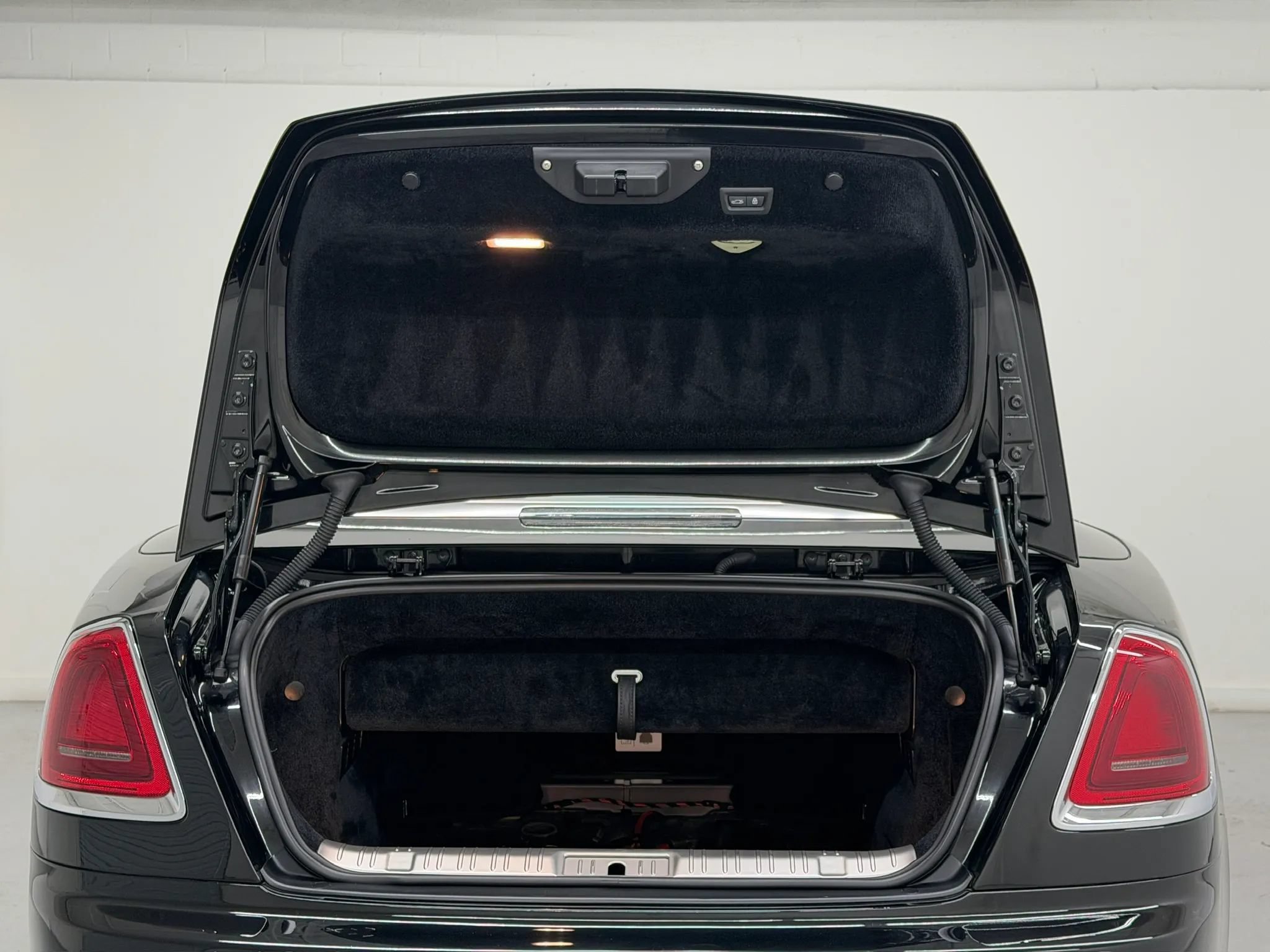 Used 2017 Rolls-Royce Dawn RWD image 85