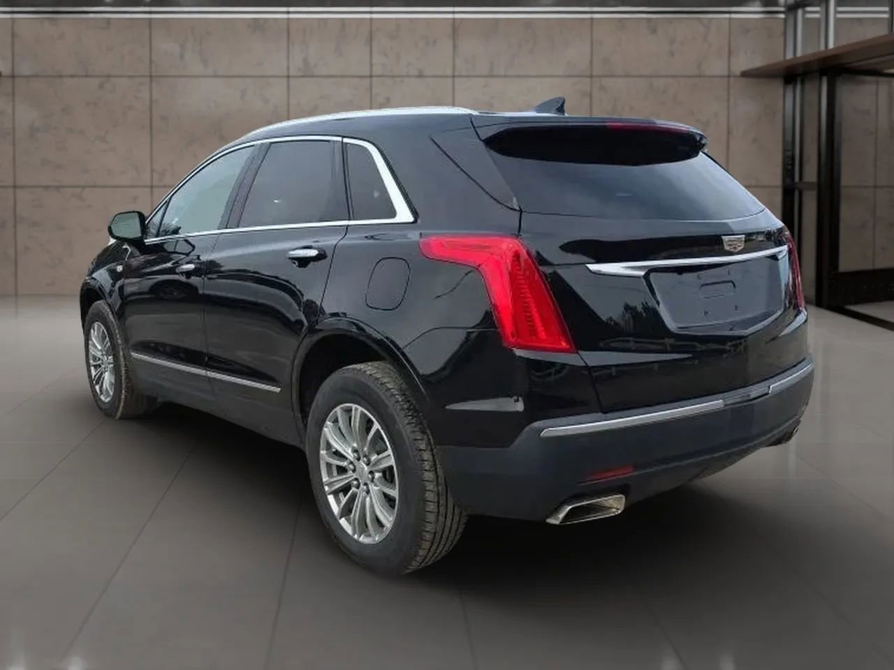 Used 2018 Cadillac XT5 Luxury w/ Driver Awareness Package FWD image 6