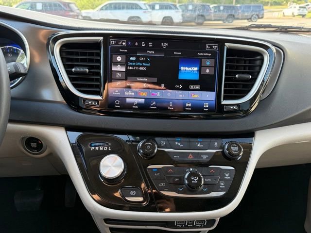 Used 2024 Chrysler Pacifica Touring-L image 18
