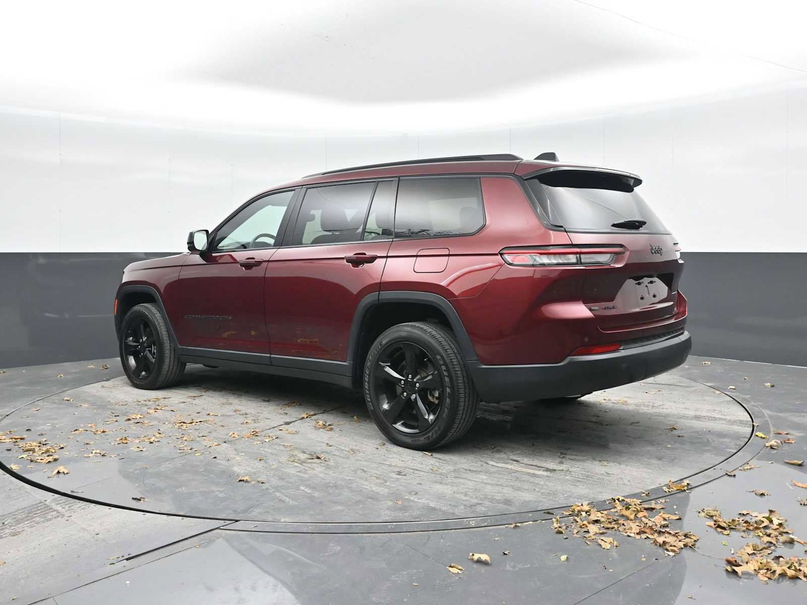 Used 2021 Jeep Grand Cherokee L Laredo image 2