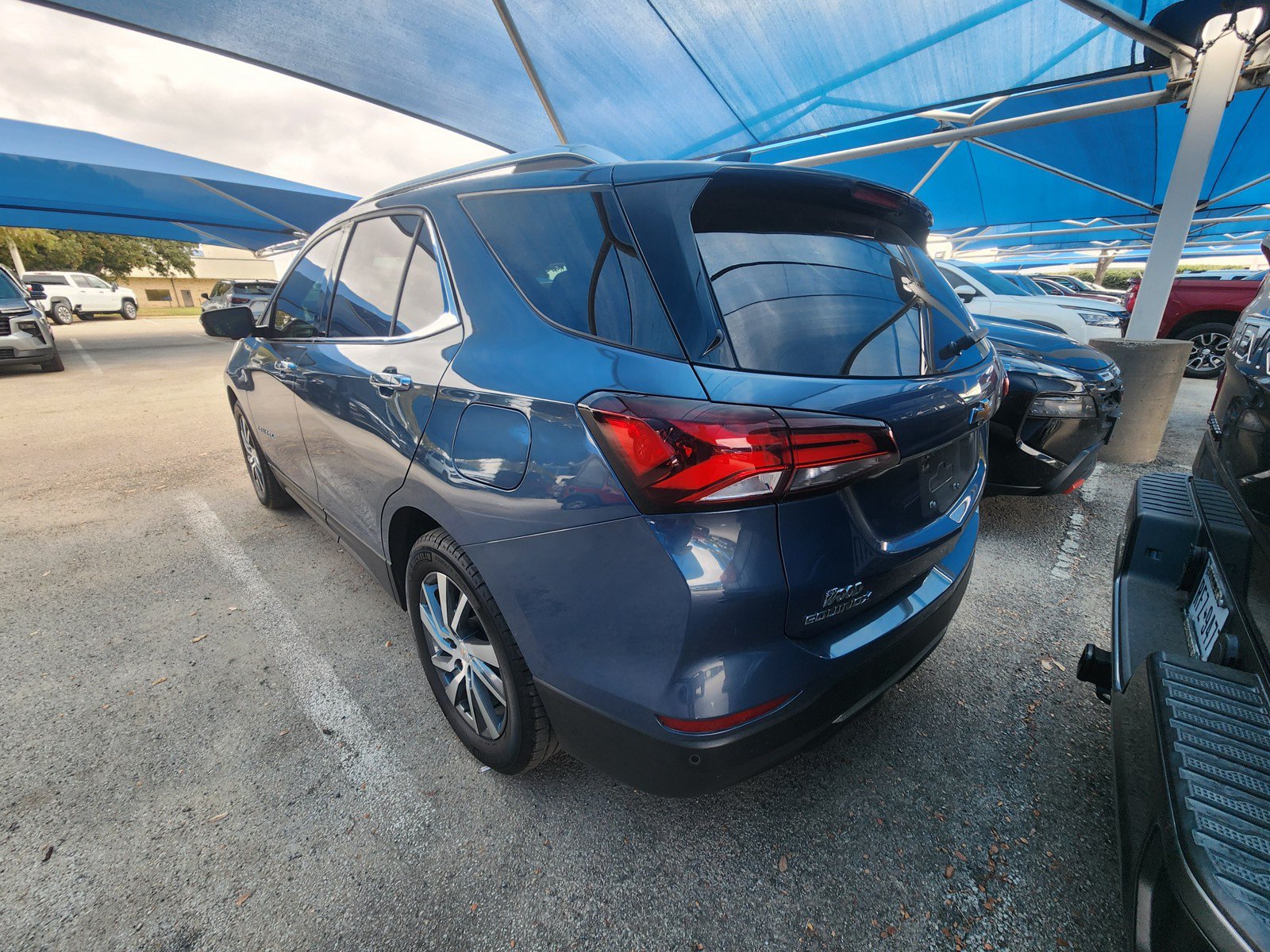 Used 2024 Chevrolet Equinox Premier FWD image 3