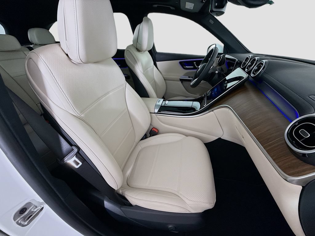 Used 2025 Mercedes-Benz GLC 300 4MATIC image 27