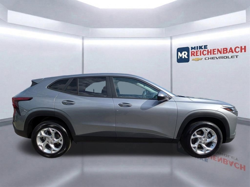 Used 2025 Chevrolet Trax LS w/ LS Convenience Package image 3
