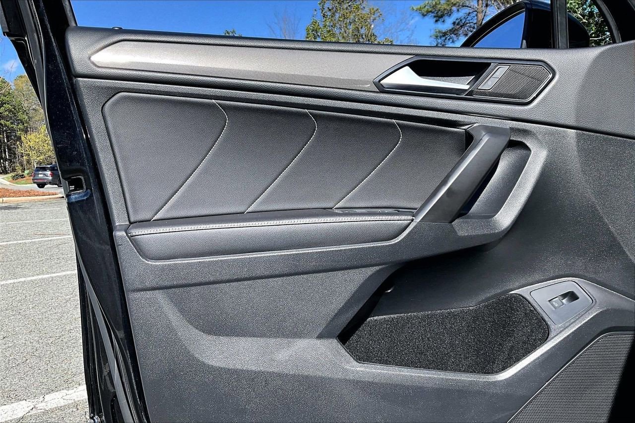 Used 2022 Volkswagen Tiguan SE w/ Panoramic Sunroof Package image 26