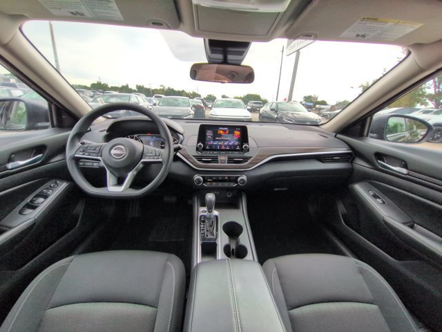 Used 2025 Nissan Altima 2.5 SV FWD image 25