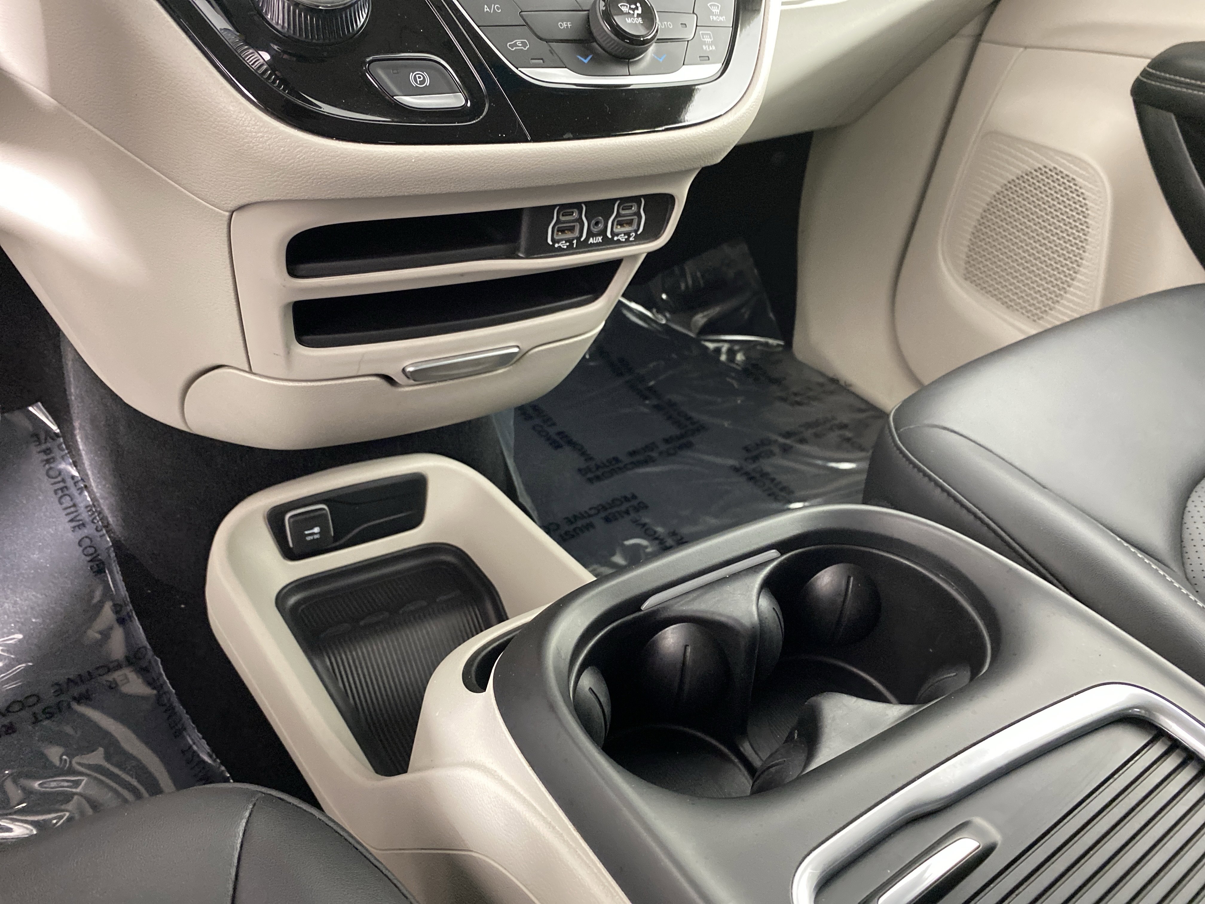 Used 2024 Chrysler Pacifica Touring-L image 29