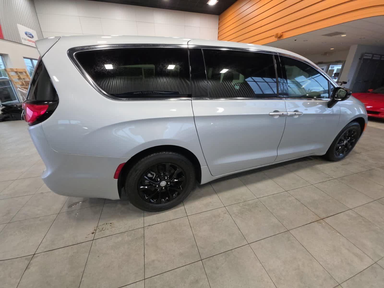 Used 2026 Chrysler Pacifica Limited FWD image 6