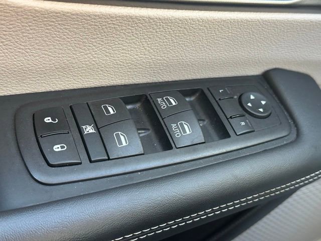 Used 2024 Chrysler Pacifica Touring-L image 16