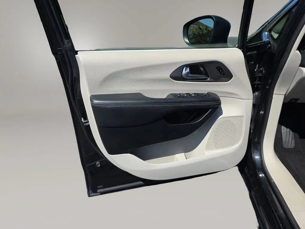 Used 2023 Chrysler Pacifica Touring-L FWD image 38