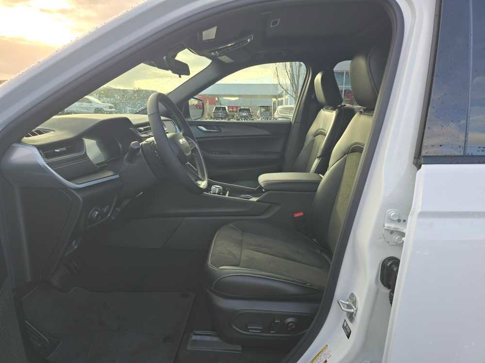 New 2025 Jeep Grand Cherokee L Altitude image 9