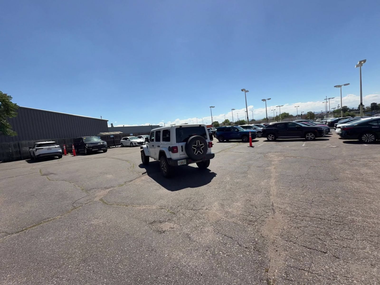 Used 2025 Jeep Wrangler Unlimited Sahara AWD/4WD image 16