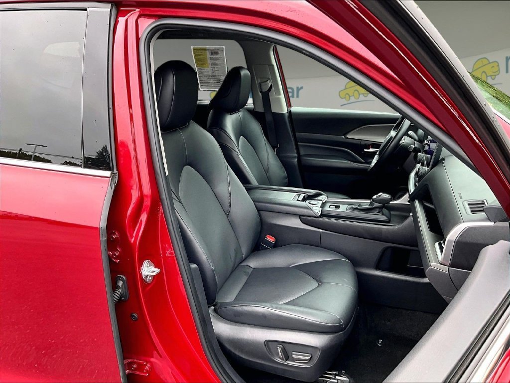 Used 2025 Toyota Grand Highlander AWD image 11