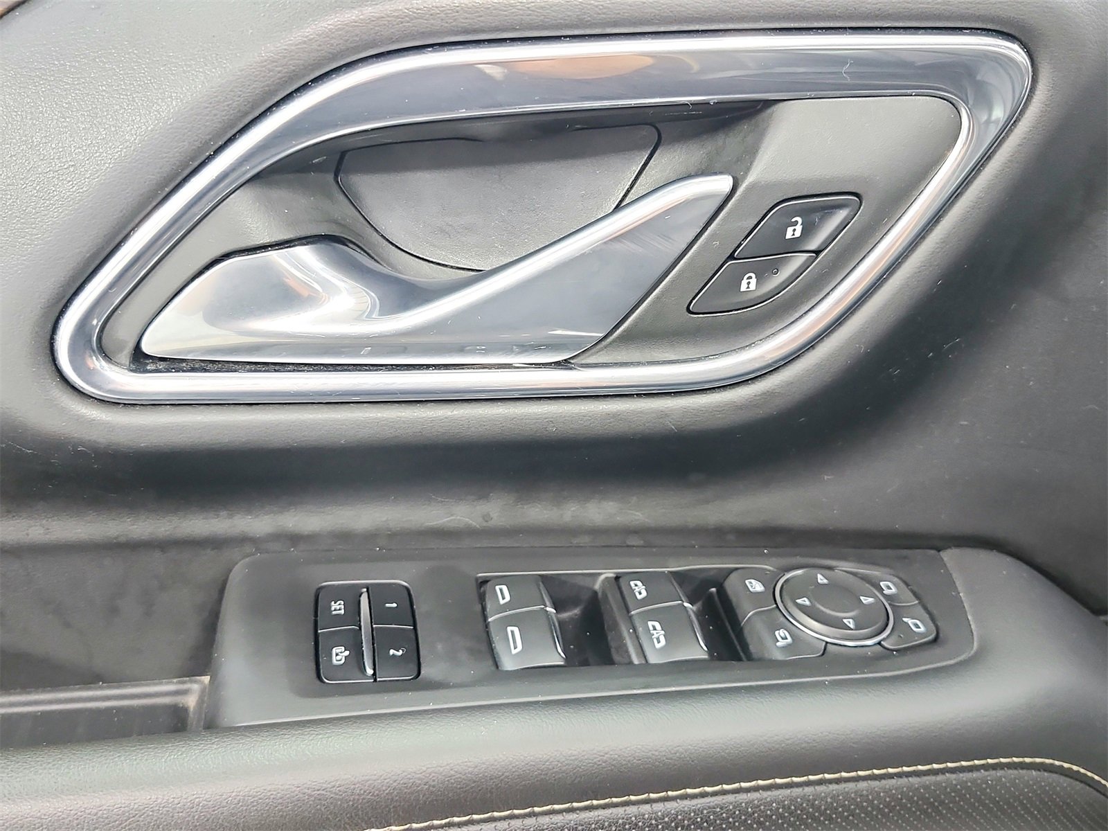 Used 2023 Chevrolet Suburban Premier image 36