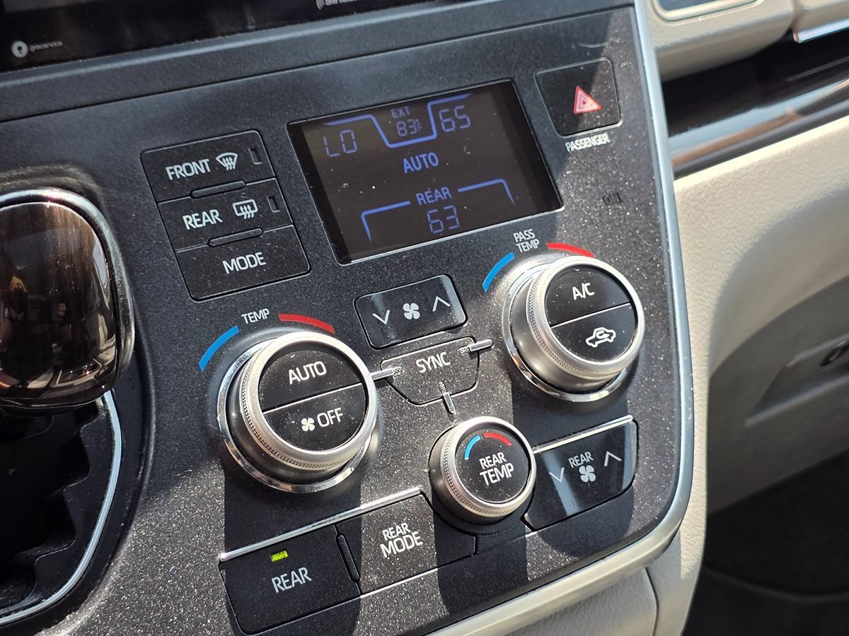 Used 2019 Toyota Sienna XLE w/ XLE Navigation Package FWD image 44