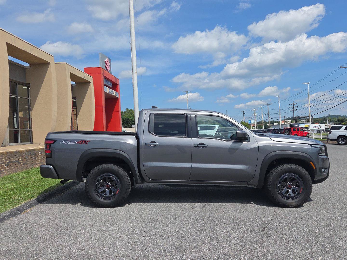 Used 2026 Nissan Frontier PRO-4X AWD/4WD image 2