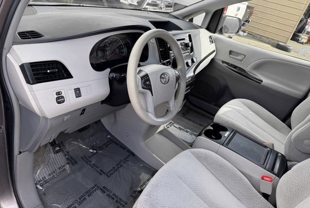 Used 2012 Toyota Sienna LE w/ Towing Pkg image 11