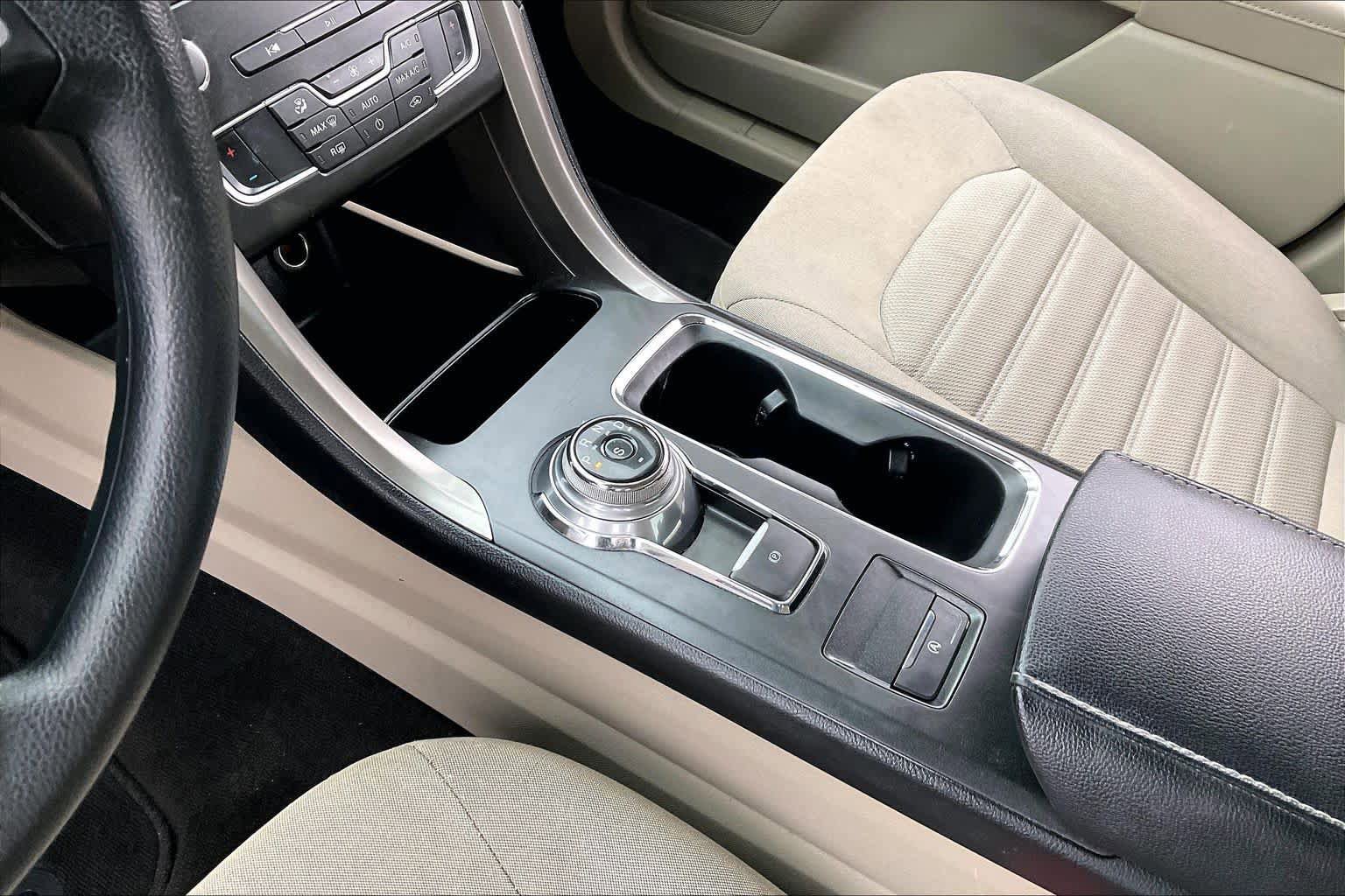 Used 2019 Ford Fusion SE FWD image 16