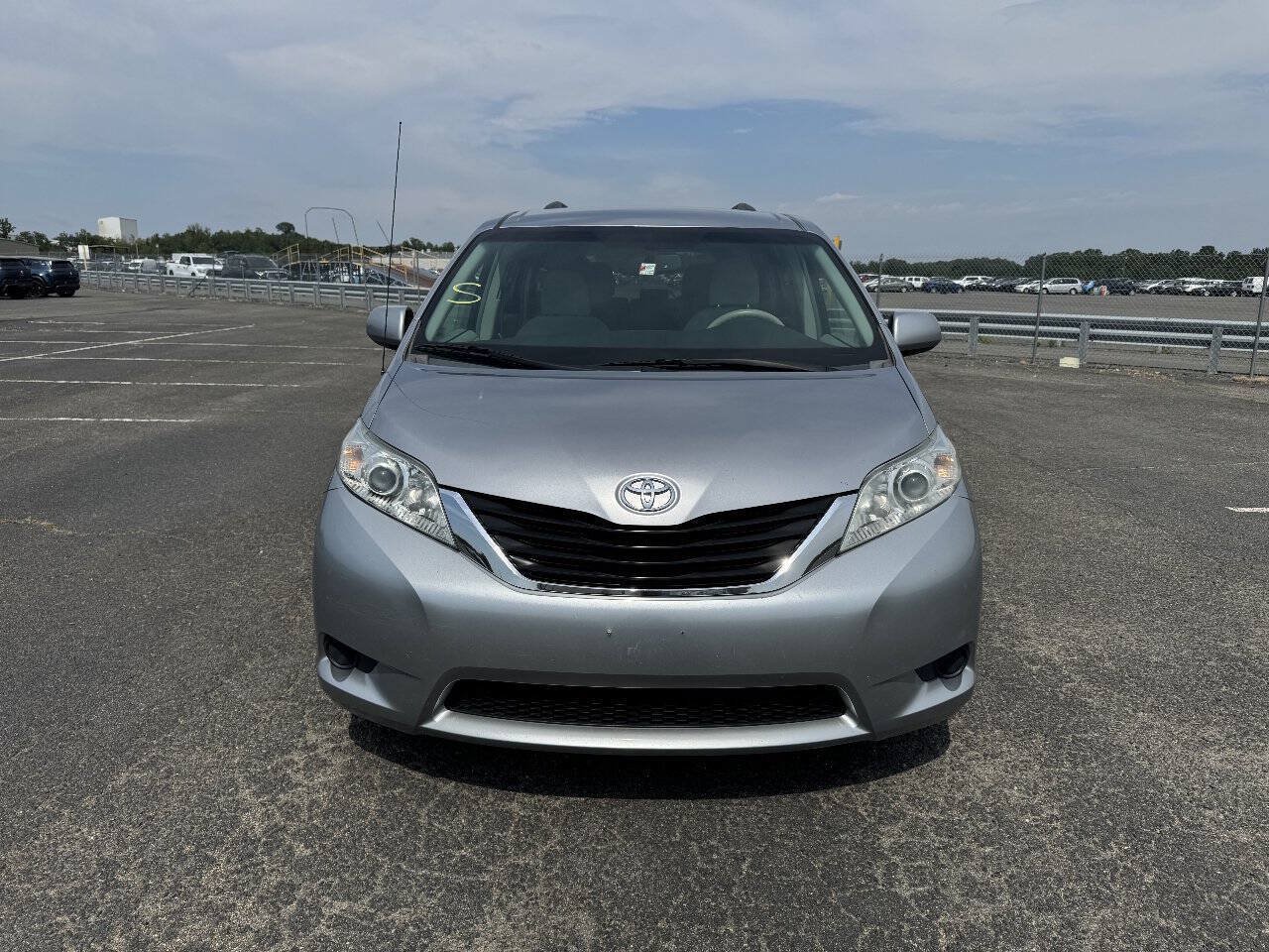 Used 2011 Toyota Sienna LE w/ Towing Pkg FWD image 2