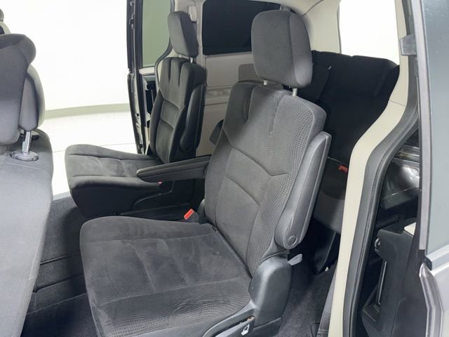Used 2018 Dodge Grand Caravan SE w/ UConnect Hands-Free Group image 2
