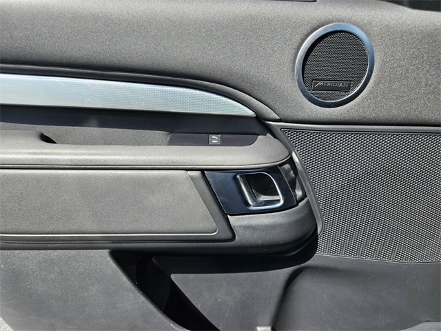 Used 2020 Land Rover Discovery Landmark image 28