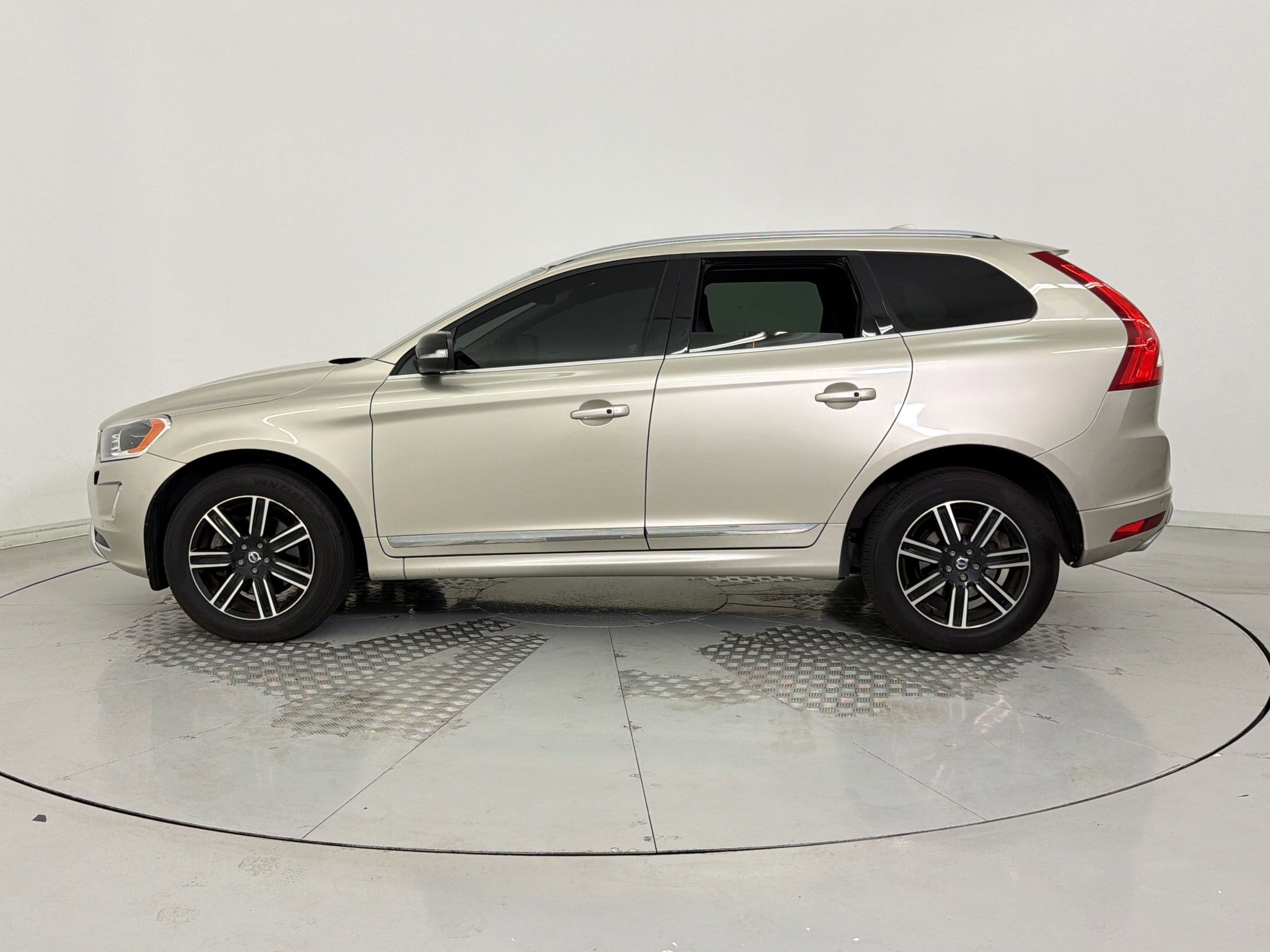Used 2017 Volvo XC60 T5 Dynamic w/ Preferred Option Package FWD image 2