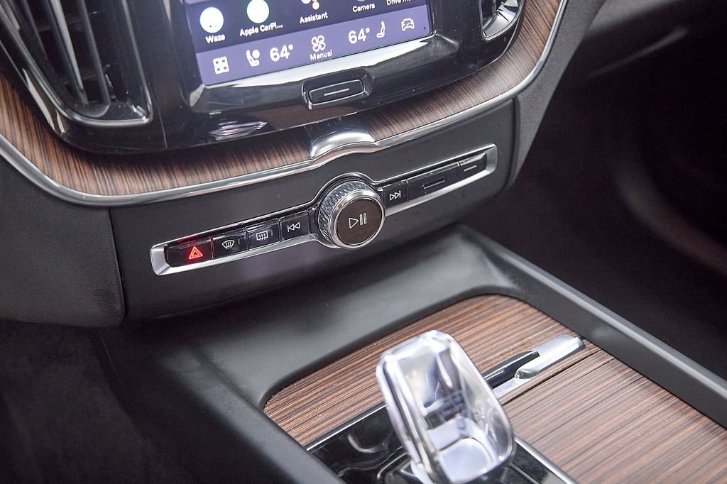 Certified 2024 Volvo XC60 B5 Ultimate w/ Protection Package Premier image 18