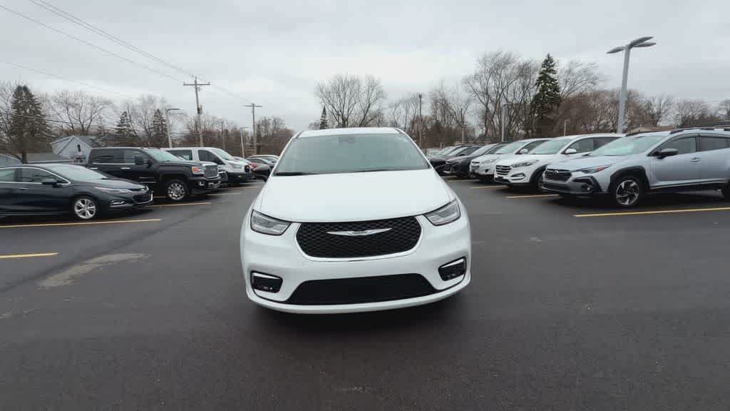 Used 2024 Chrysler Pacifica Touring-L FWD image 3