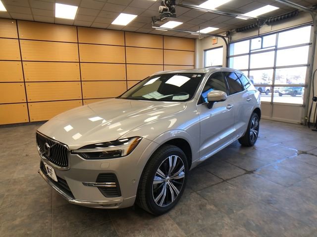 Used 2022 Volvo XC60 B5 Inscription image 3