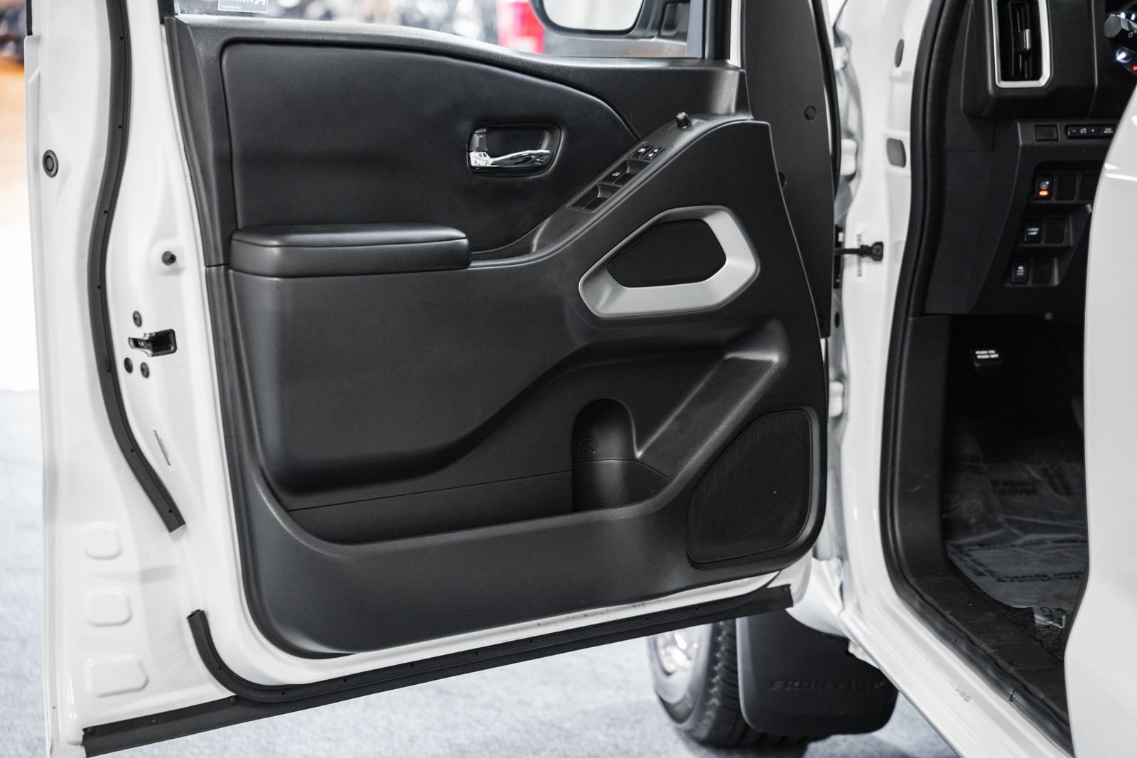 Used 2025 Nissan Frontier SV RWD image 36