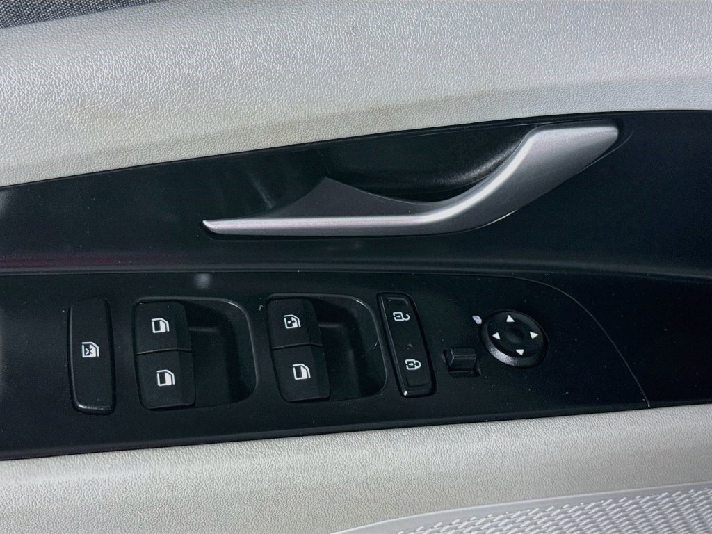 Used 2021 Hyundai Elantra Limited FWD image 23