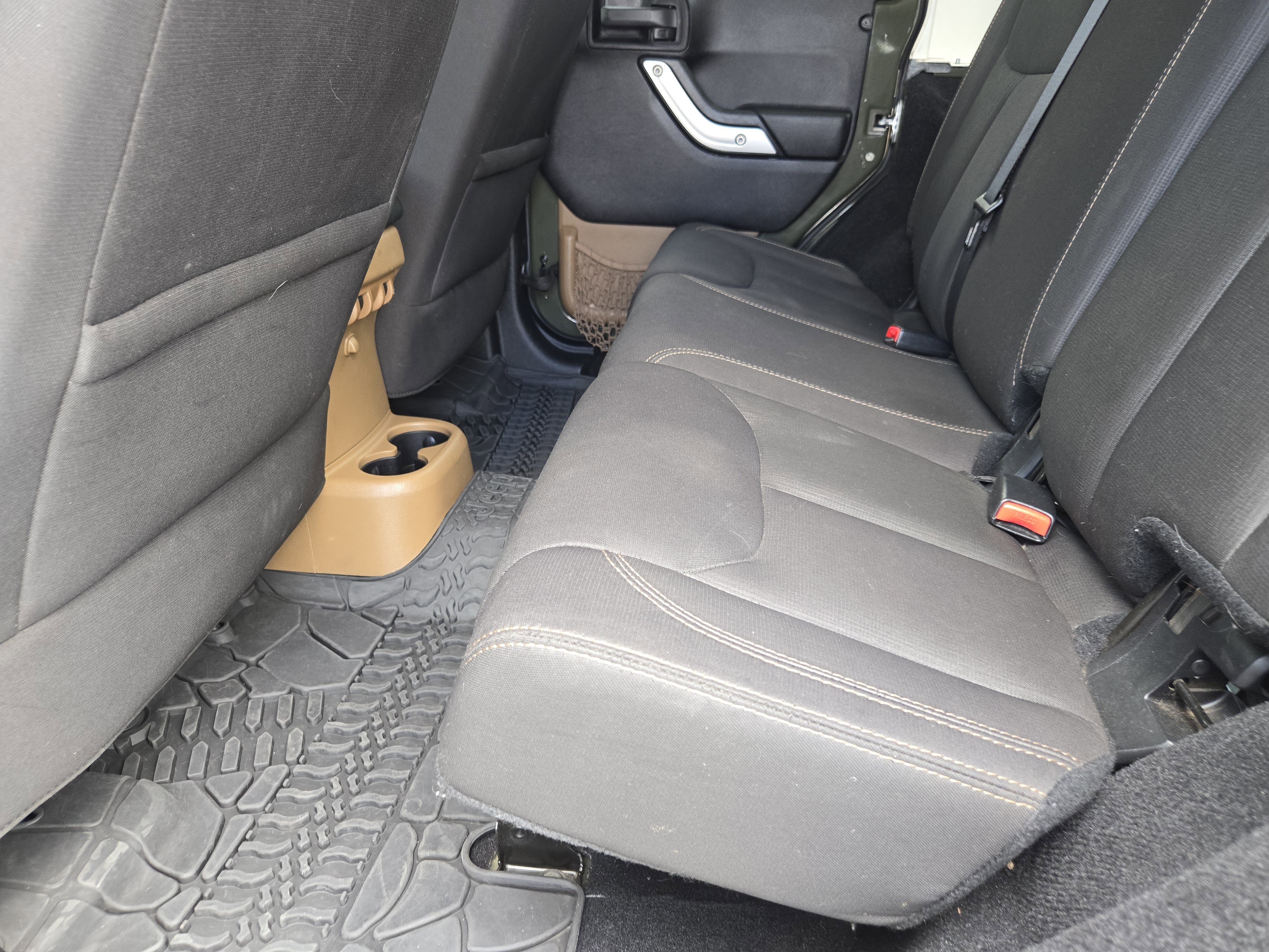 Used 2015 Jeep Wrangler Unlimited Sahara w/ Connectivity Group AWD/4WD image 28