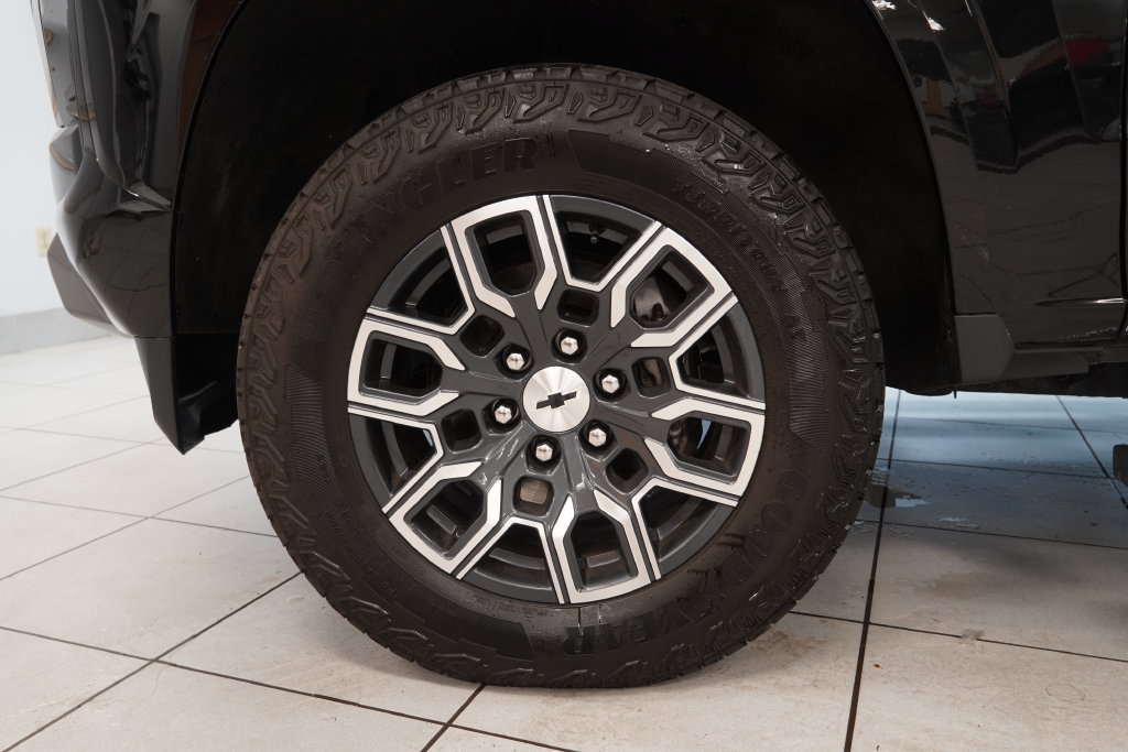 Used 2023 Chevrolet Colorado Z71 w/ Z71 Convenience Package 2 AWD/4WD image 17